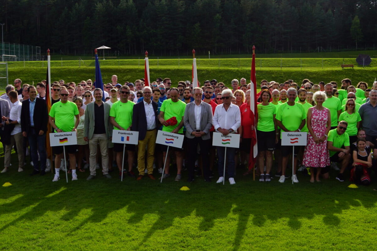 Stimmungsvolle Eröffnungsfeier des internationalen Finanzsportturniers